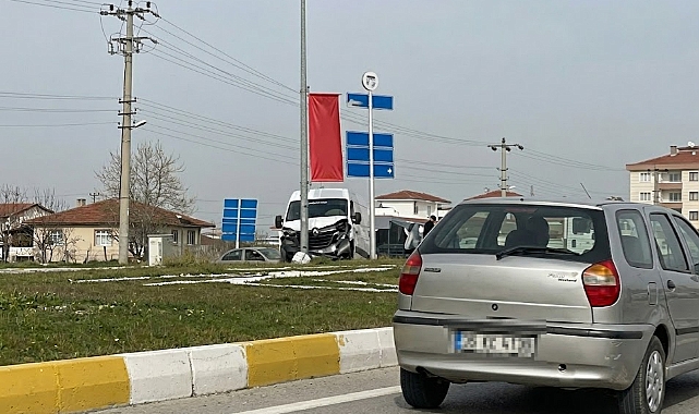 Arifiye Kavşağı’nda Korkutan Kaza: Araçlar Hurdaya Döndü!