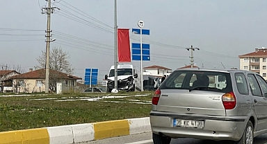 Arifiye Kavşağı’nda Korkutan Kaza: Araçlar Hurdaya Döndü!