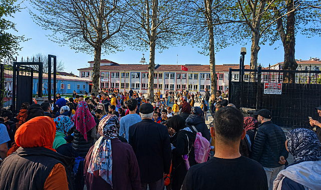 Okullarda Sıkı Denetim, Kapılarda Yoğunluk: Sakarya’da Dikkat Çeken Görüntüler!