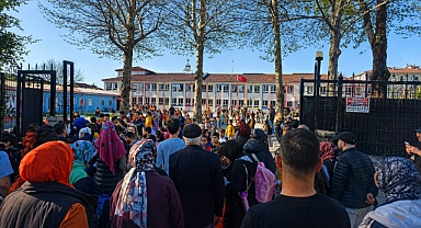 Okullarda Sıkı Denetim, Kapılarda Yoğunluk: Sakarya’da Dikkat Çeken Görüntüler!