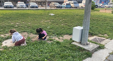 Arifiye'de Çocuk Parkındaki Elektrik Panosu Tehlike Yaratıyor