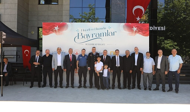 Arifiye’de Geleneksel Toplu Bayramlaşma Programı Yoğun Katılımla Gerçekleştirildi