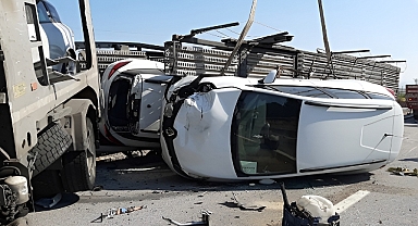 Sakarya TEK Kavşağı'nda Trafik Kazası: Çarpışan Araçlardan Biri Yan Yattı, 3 Kişi Yaralandı