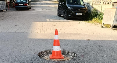 Arifiye Fatih Mahallesi’nde Çöken Altyapı Kapağı Tehlike Saçıyor