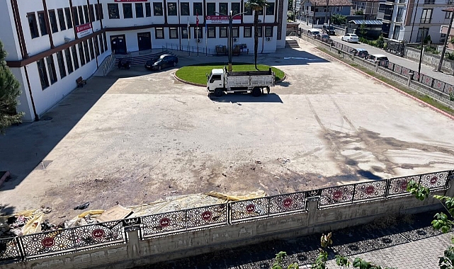 ARİFİYE MÜFTÜLÜĞÜ BAHÇESİNDE SKANDAL GÖRÜNTÜ: KURBAN ATIKLARI MAHALLEYİ KOKUTTU!