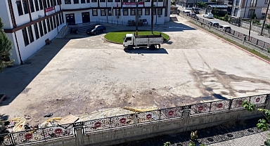 ARİFİYE MÜFTÜLÜĞÜ BAHÇESİNDE SKANDAL GÖRÜNTÜ: KURBAN ATIKLARI MAHALLEYİ KOKUTTU!