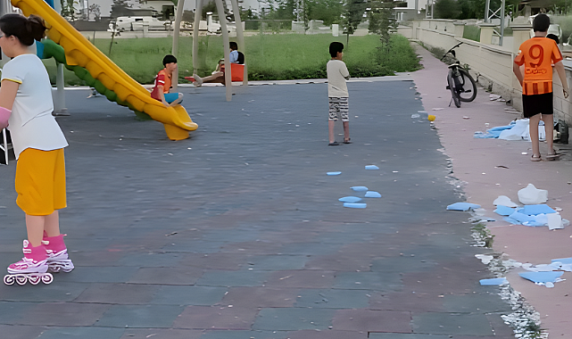 Çocuk Parkında Tepki Çeken Görüntü: HER YERİNE STRAFOR ATMIŞLAR
