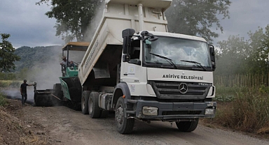 Arifiye’de Kırsal Mahalleleri Bağlayan Güzergâhta Sıcak Asfalt Sezonu Açıldı