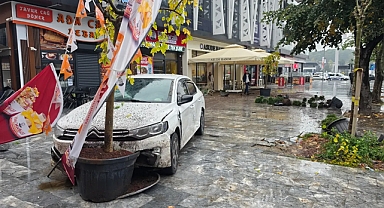 Adapazarı’nda Dehşet Anları: Kontrolden Çıkan Otomobil Kafeye Daldı, Facianın Eşiğinden Dönüldü