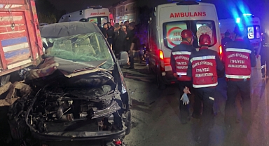 Arifiye Atatürk Caddesi’nde Feci Kaza: Panelvan Park Halindeki Kamyonun Altına Girdi