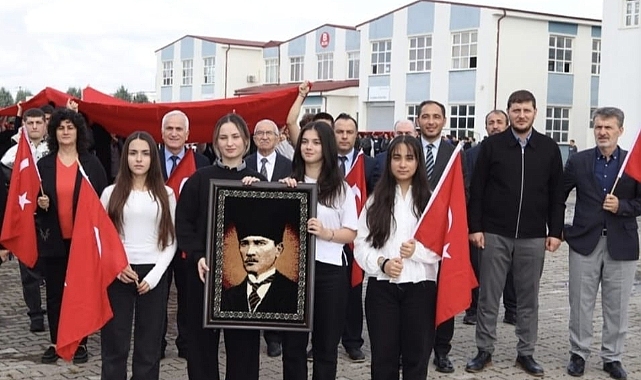 Arifiye’de 15 Temmuz Kapsamında 100 Metrelik Bayrakla Demokrasi Yürüyüşü Düzenlendi