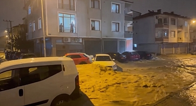Karasu’da Turuncu Kod Alarmı: Bir Saatlik Şiddetli Yağış İllallah Dedirtti, Yollar Kaptıldı