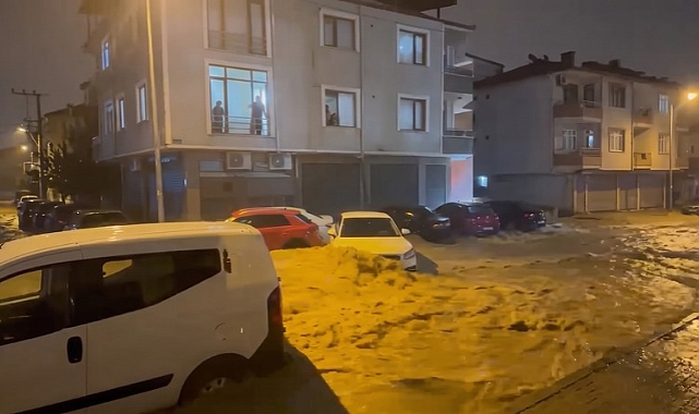 Karasu’da Turuncu Kod Alarmı: Bir Saatlik Şiddetli Yağış İllallah Dedirtti, Yollar Kaptıldı